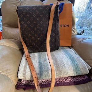 Discontinued RARE Gorgeous Louis Vuitton SALSA 💃🏽